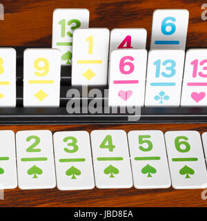 Rack carte close up - lecture en jeu de cartes rami sur planche de bois Banque D'Images