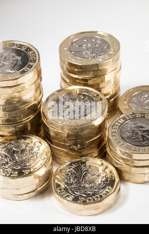 New UK British Pound coins en pieux verticales Banque D'Images