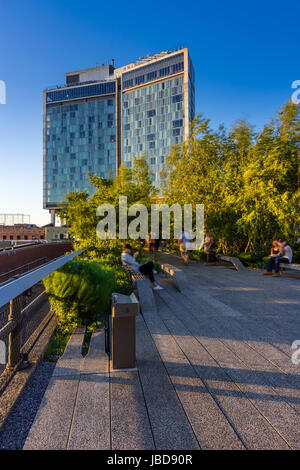 La ligne haute en été avec le Standard High Line Hotel. Greenwich Village, New York City Banque D'Images
