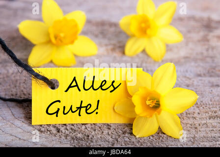 L'étiquette jaune avec les mots allemand Alles Gute qui signifie Félicitations Banque D'Images