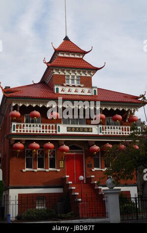 Cette école publique chinois utilisés pour éduquer les enfants chinois dans le quartier chinois de Victoria. Certains détails architecturaux de la Chine et de décorations. Banque D'Images