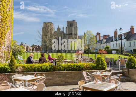 L'imposante façade ouest de la cathédrale vue depuis la terrasse extérieure de l'hôtel Swan dans Wells, Somerset, England, UK Banque D'Images