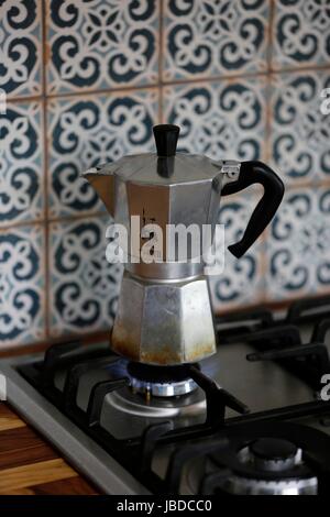Royal Vkb une cafetière Express Moka café frais de brassage sur une plaque de cuisson gaz. Banque D'Images