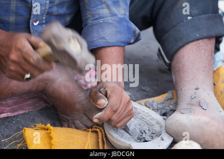 1 l'homme de travail du travail rural sculpteur Artisanat Marché Boutique en Banque D'Images