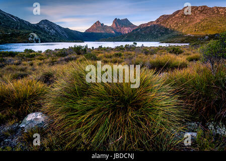 Lever du soleil à Cradle Mountain Cradle Mountain-Lake St Clair, Parc National, Tasmanie Banque D'Images