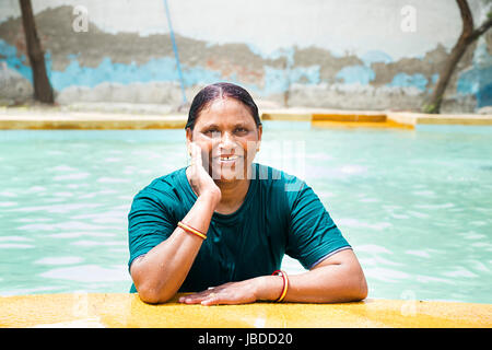 1 Indian woman echelle piscine waterpark ledge Banque D'Images