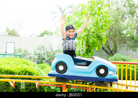 Parc d'enfant indien 1 garçon voiture fun ride profitant smiling Banque D'Images