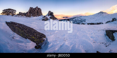 Suset d'hiver à la plus haute montagne de l'Australie, Victoria, le Parc National de Kosciuszko Banque D'Images