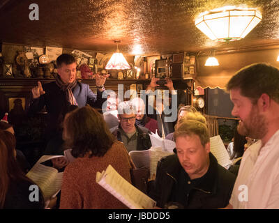 Carole Noël traditionnel chanteurs dans le bar de la Nag's Head à Londres Belgravia Banque D'Images