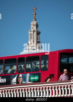 Le dôme de la Cathédrale St Paul menace derrière les gens traverser Blackfriars Bridge Banque D'Images