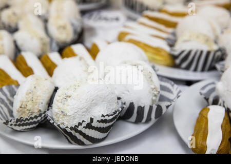 Délicieux macarons tableau blanc sur noir Blanc sur coffeebrake Banque D'Images