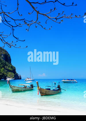 Bateaux Longtail ancrés à Ao Yongkasem Beach sur l'île de Phi Phi Don, province de Krabi, Thaïlande. Koh Phi Phi Don fait partie d'un parc national marin. Banque D'Images