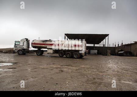 Chris Huby / Le Pictorium - Syrie / Rojava - colère de l'Euphrate - 15/12/2016 - Rojava - Décembre 2016 - SYRIE - ROJAVA - une cuve tronc est stationné dans une station d'essence. Banque D'Images