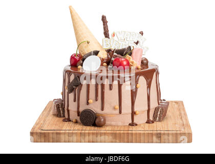 Délicieux Gâteau au chocolat de surface par bassinage isolé sur fond blanc avec chemin de détourage dans toute la profondeur de champ. Banque D'Images
