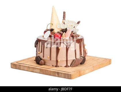 Délicieux Gâteau au chocolat de surface par bassinage isolé sur fond blanc avec chemin de détourage dans toute la profondeur de champ. Banque D'Images