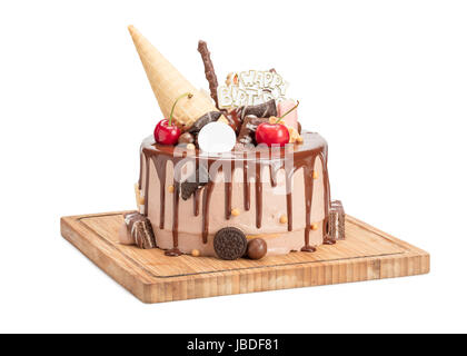 Délicieux Gâteau au chocolat de surface par bassinage isolé sur fond blanc avec chemin de détourage dans toute la profondeur de champ. Banque D'Images