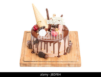 Délicieux Gâteau au chocolat de surface par bassinage isolé sur fond blanc avec chemin de détourage dans toute la profondeur de champ. Banque D'Images