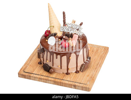 Délicieux Gâteau au chocolat de surface par bassinage isolé sur fond blanc avec chemin de détourage dans toute la profondeur de champ. Banque D'Images