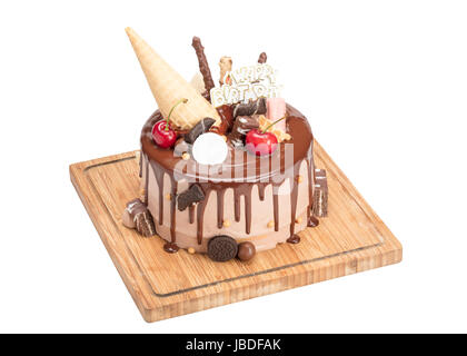 Délicieux Gâteau au chocolat de surface par bassinage isolé sur fond blanc avec chemin de détourage dans toute la profondeur de champ. Banque D'Images