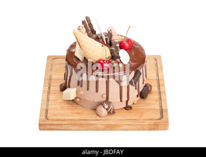 Délicieux Gâteau au chocolat de surface par bassinage isolé sur fond blanc avec chemin de détourage dans toute la profondeur de champ. Banque D'Images