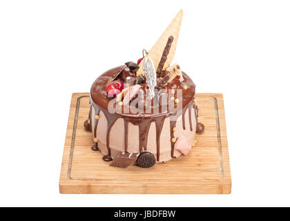 Délicieux Gâteau au chocolat de surface par bassinage isolé sur fond blanc avec chemin de détourage dans toute la profondeur de champ. Banque D'Images