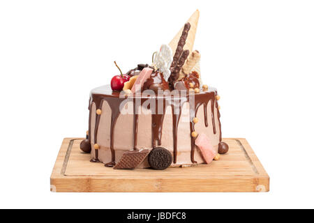 Délicieux Gâteau au chocolat de surface par bassinage isolé sur fond blanc avec chemin de détourage dans toute la profondeur de champ. Banque D'Images