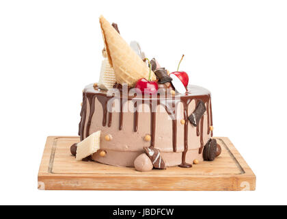 Délicieux Gâteau au chocolat de surface par bassinage isolé sur fond blanc avec chemin de détourage dans toute la profondeur de champ. Banque D'Images