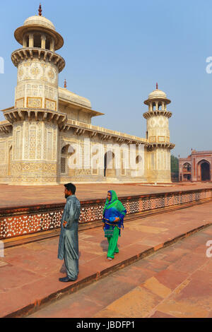 Les touristes locaux balade autour de tombeau d'Itimad-ud-Daulah à Agra, Uttar Pradesh, Inde. Cette tombe est souvent considéré comme un projet du Taj Mahal. Banque D'Images