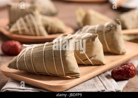La cuisine chinoise traditionnelle, Zongzi ou riz collant Dumpings sur bois Surface de la table. Banque D'Images