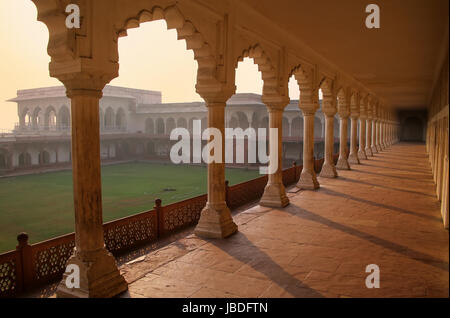 Allée menant à colonnade Diwan-i-Khas (Hall d'Audience privée) dans la région de Fort d'Agra, Uttar Pradesh, Inde. Le fort a été construit principalement comme s militaires Banque D'Images