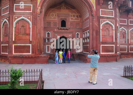 Les touristes de prendre des photos en face de Jahangiri Mahal au Fort d'Agra, Uttar Pradesh, Inde. Le fort a été construit principalement comme une structure militaire, mais a été l Banque D'Images