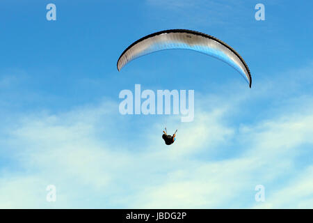 Ouddorp, Pays-Bas - juin 4, 2017 : Para planeurs volant au-dessus des dunes de la côte et d'avoir un grand temps. Banque D'Images