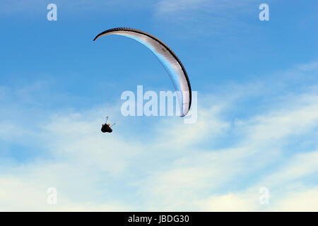 Ouddorp, Pays-Bas - juin 4, 2017 : Para planeurs volant au-dessus des dunes de la côte et d'avoir un grand temps. Banque D'Images