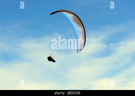 Para planeurs volant au-dessus des dunes de la côte et d'avoir un grand temps. Banque D'Images