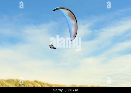 Para planeurs volant au-dessus des dunes de la côte et d'avoir un grand temps. Banque D'Images