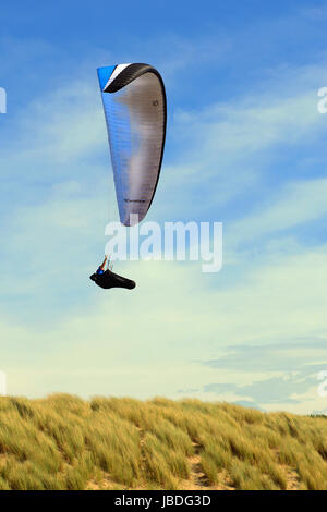 Ouddorp, Pays-Bas - juin 4, 2017 : Para planeurs volant au-dessus des dunes de la côte et d'avoir un grand temps. Banque D'Images