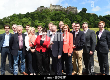 Le chef conservateur écossais Ruth Davidson (veste rouge), l'Écosse David Mundell (centre) et Rachael Hamilton (MSP) veste orange à une photo avec la partie membres nouvellement élus du parlement en face du château de Stirling. Banque D'Images