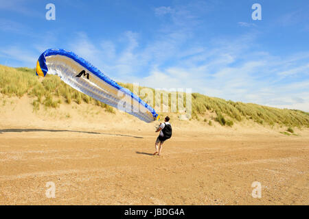 Ouddorp, Pays-Bas - juin 4, 2017 : Para planeurs volant au-dessus des dunes de la côte et d'avoir un grand temps. Banque D'Images