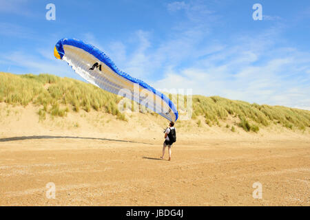 Ouddorp, Pays-Bas - juin 4, 2017 : Para planeurs volant au-dessus des dunes de la côte et d'avoir un grand temps. Banque D'Images