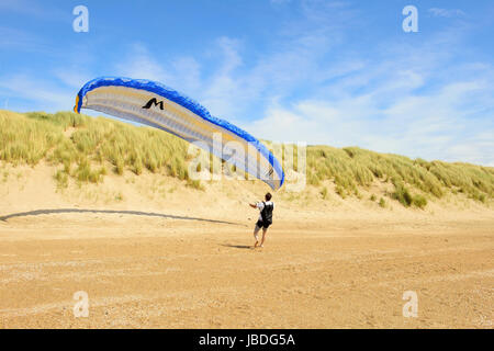 Ouddorp, Pays-Bas - juin 4, 2017 : Para planeurs volant au-dessus des dunes de la côte et d'avoir un grand temps. Banque D'Images