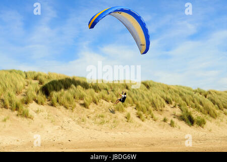 Ouddorp, Pays-Bas - juin 4, 2017 : Para planeurs volant au-dessus des dunes de la côte et d'avoir un grand temps. Banque D'Images