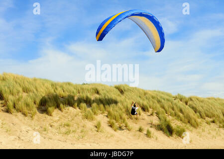 Para planeurs volant au-dessus des dunes de la côte et d'avoir un grand temps. Banque D'Images