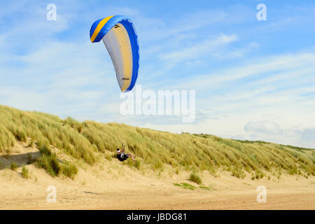 Ouddorp, Pays-Bas - juin 4, 2017 : Para planeurs volant au-dessus des dunes de la côte et d'avoir un grand temps. Banque D'Images