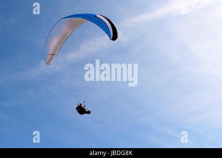 Ouddorp, Pays-Bas - juin 4, 2017 : Para planeurs volant au-dessus des dunes de la côte et d'avoir un grand temps. Banque D'Images