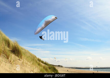 Para planeurs volant au-dessus des dunes de la côte et d'avoir un grand temps. Banque D'Images