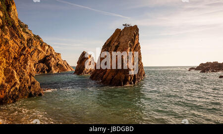 Rock sauvage incroyable plage au coucher du soleil. Parc Naturel de Sintra Cascais Portugal Banque D'Images