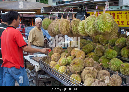 KUALA LUMPUR, MALAISIE, ASIE - 20 février 2014 : vendeur de rue vendant fruits Durian mûr. Banque D'Images