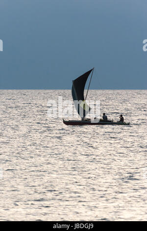 SIPADAN, Bornéo, Malaisie - UN Jukung ou cadik, un voilier traditionnel du sud de l'Asie de l'Est, -la voile sur l'eau calme de la mer de Célèbes. Banque D'Images