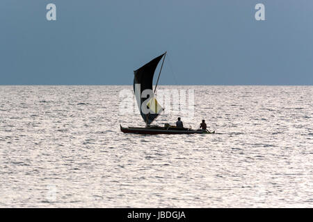 SIPADAN, Bornéo, Malaisie - UN Jukung ou cadik, un voilier traditionnel du sud de l'Asie de l'Est, -la voile sur l'eau calme de la mer de Célèbes. Banque D'Images