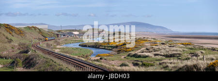 Un service ferroviaire direct Locomotive classe 37 Haut passe par la rivière de Sellafield Ehen arriva avec la Northern Rail 1433 Carlisle - Barrow in Furness Banque D'Images